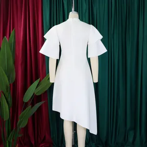 Achteraanzicht van elegante witte jurk met dubbele ruches mouwen en asymmetrische zoom