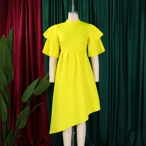 Detailweergave van gele asymmetrische jurk met ruchesmouwen en een stijlvol hoog kraagontwerp