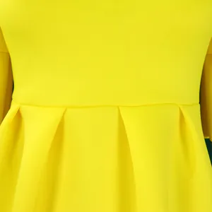 Close-up detail van de geplooide taille van een felgele effen kleur zomerjurk voor dames