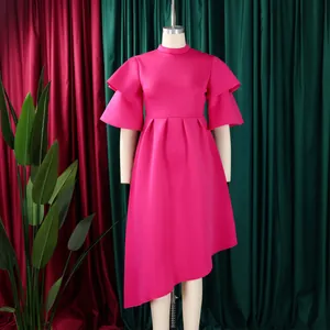 Detail van de magenta jurk met hoge hals, ruches mouwen en een asymmetrische zoom