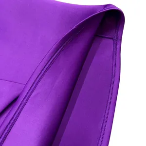 Κοντινό πλάνο με τις λεπτές ραφές και τη μωβ υφή υφάσματος αυτού του επίσημου φορέματος.