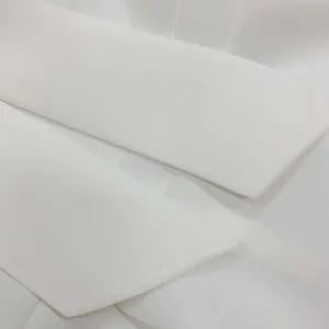 Λεπτομερές κοντινό πλάνο που δείχνει την υφή του υφάσματος ενός λευκού κομψού βραδινού φορέματος