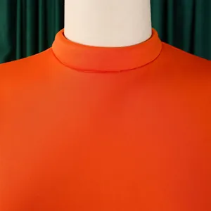 Gedetailleerde macro-opname van de elegante mock neck kraag van een oranje jurk