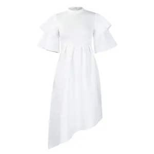 Elegante witte midi-jurk met dubbellaagse vlindermouwen en een moderne asymmetrische zoom