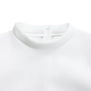 Detailopname van de hoge kraag van een witte jurk met een functionele onzichtbare ritssluiting