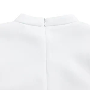 Detailopname van de onzichtbare rits op de kraag van een witte jurk met hoge hals