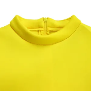 Detail van de gele jurk halslijn met opstaande kraag en verborgen rits aan de achterkant