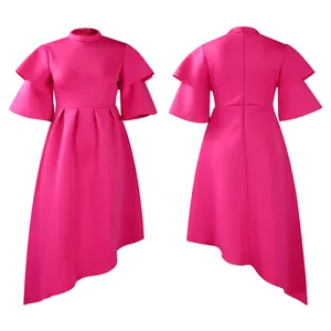 Vooraanzicht en achteraanzicht van fuchsia jurk met ruchesmouwen en asymmetrische zoom