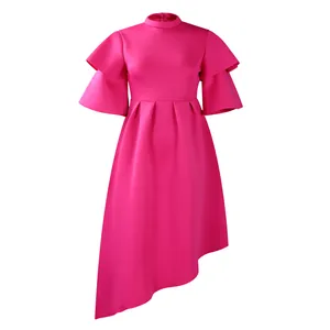 Detail van fuchsia jurk met dubbele ruchesmouwen en een asymmetrische zoomlijn.