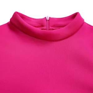 Detail van een fuchsia jurk met opstaande kraag en een hoogwaardige ritssluiting aan de achterkant