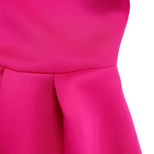 Detailopname van de tailledaad en plooien van een mooie levendige fuchsia zomerjurk
