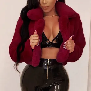 Elegante giacca corta in ecopelliccia bordeaux con colletto a rever per l'inverno