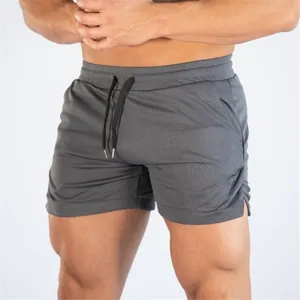 Gedetailleerde close-up van grijze mesh sportshorts met trekkoord gedragen door model