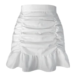 Vista detallada de minifalda blanca de talle alto con diseño fruncido y dobladillo con volantes