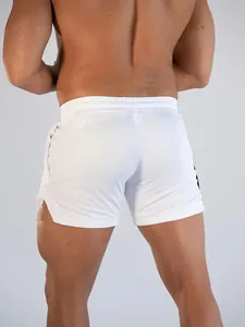 Achteraanzicht van witte heren fitnessshort van sneldrogend mesh-materiaal