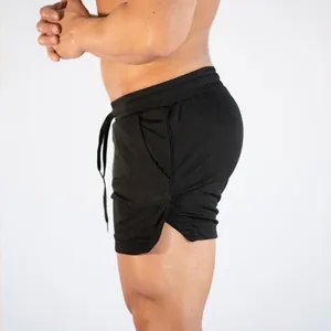 Gedetailleerd zijaanzicht van de zwarte mesh fitnesshorts voor heren voor de sportschool