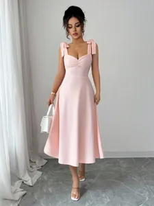 Elegante mouwloze roze midi-jurk met strikbandjes voor de zomerperiode