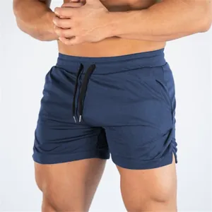Detailopname van blauwe heren fitness mesh short met zwart trekkoord.