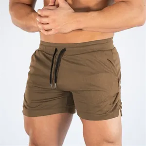 Detail van bruine mesh sportshort voor heren met trekkoord en zijsplitjes opzij