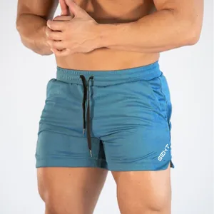 Detailweergave van de blauwe heren sportshort van sneldrogend mesh met een trekkoord