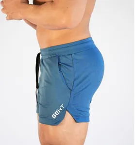 Gedetailleerd zijaanzicht van blauwe heren fitnessshorts van sneldrogend mesh met zijsplit