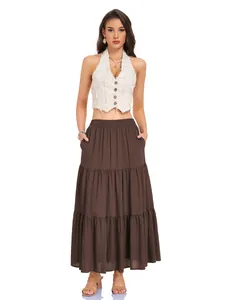 Modieuze bruine katoenen linnen gelaagde lange rok met hoge taille en zakken op model.