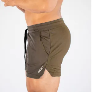 Detail van olijfgroene mesh heren sportshort met GCHT-logo en zijsplit voor training