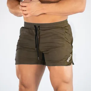 Detailopname van de olijfgroene sneldrogende mesh sportshort met een zwart trekkoord.