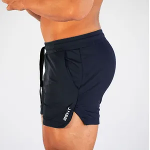 Macro-weergave van sneldrogende mesh-stof op donkerblauwe heren fitnessshort met split