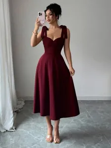 Elegante bordeauxrode midi-jurk met strikbandjes en een verfijnde sweetheart-halslijn