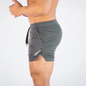 Detailopname van sneldrogende mesh sportshort voor heren met zijsplit en logo