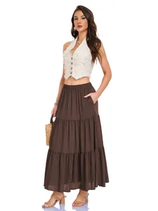 Volledig detail van een bruine katoenen linnen maxi-rok gestyled met een wit vest.