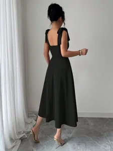 Elegante zwarte midi-jurk met decoratieve schouderbandjes met strikjes en A-lijn rok