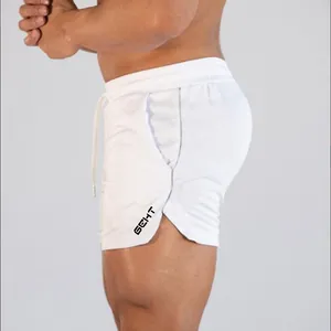 Zijaanzicht van de witte sneldrogende fitness-short voor heren met zijsplit en logo