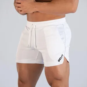 Gedetailleerd overzicht van witte sneldrogende mesh fitnessshorts voor heren