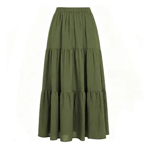 Detailweergave van een olijfgroene gelaagde maxi-rok met hoge elastische taille