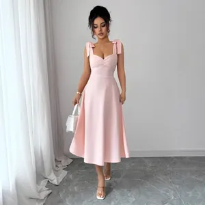 Elegante roze mouwloze midi-jurk met strikbandjes en een hartvormige hals