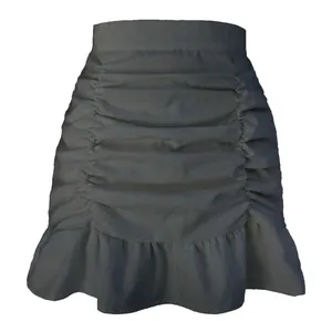 Vista frontal de minifalda de sirena de talle alto fruncida con dobladillo volante