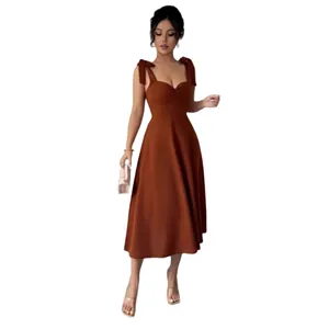 Elegante effen bruine mouwloze midi-jurk met schouderstrikdetails en A-lijn rok