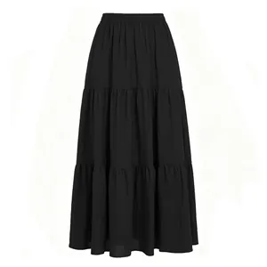 Detail van zwarte katoen-linnen maxi-rok met meerdere lagen en elastische taille