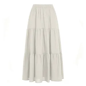 Detail van gebroken witte gelaagde maxi-rok met comfortabele elastische hoge taille