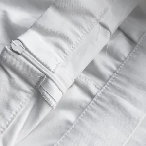Detalle de primer plano de la textura de la tela blanca y la cremallera de la falda.