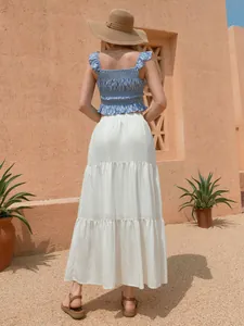 Achteraanzicht van een witte maxi-rok met hoge taille van katoenlinnen voor dames