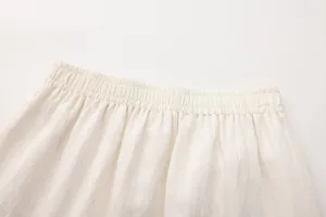 Detailopname van de elastische hoge tailleband op een lange rok van katoen en linnen stof