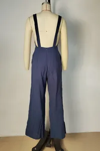 Dettaglio della zip posteriore e delle spalline di una tuta larga da donna blu navy.