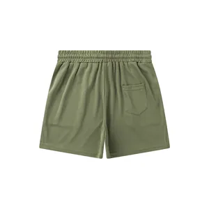 Detaillierte Rückansicht der olivgrünen Mesh-Shorts mit Gesäßtasche und Gummibund