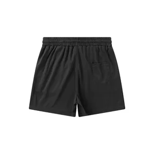 Detaillierte Rückansicht der atmungsaktiven schwarzen Mesh-Fitness-Shorts für Herren mit Tasche