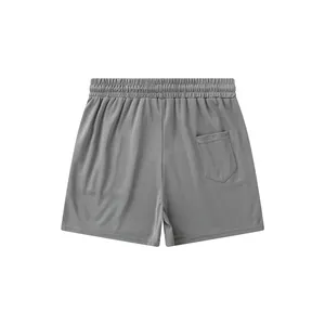 Detailansicht graue Mesh-Herren-Sportshorts mit Gummibund und Gesäßtasche