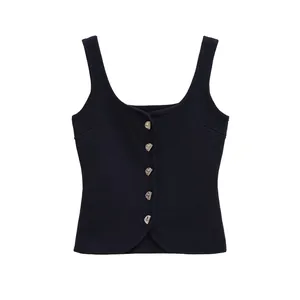 Vista frontale dettagliata di un gilet in maglia nera slim-fit con bottoni d'argento