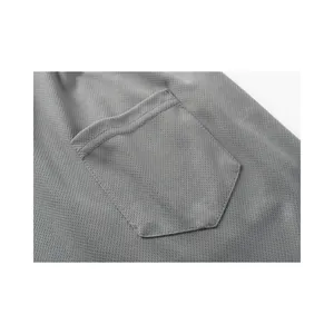 Makroaufnahme des atmungsaktiven grauen Mesh-Gewebes und der Tasche an Herren-Sportshorts